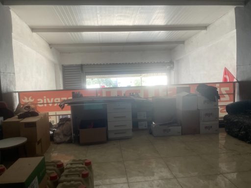 Isuzu Salihli Ziya Özel Servis depo alani